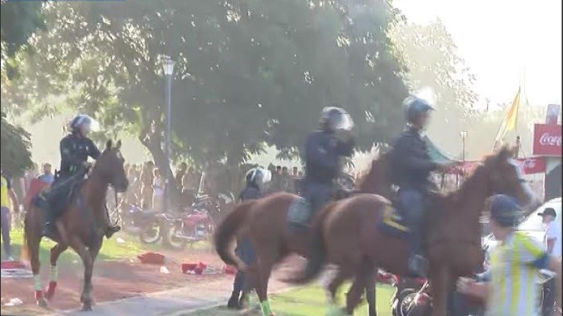 Momentos en que la policía a caballo desalojaba a hinchas ante la llegada del colectivo con los jugadores,