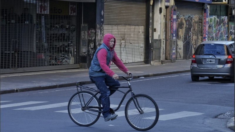 Una recorrida por el centro de la ciudad este 9 de mayo revela que hay poco movimiento, pero que algunos negocios abrieron.