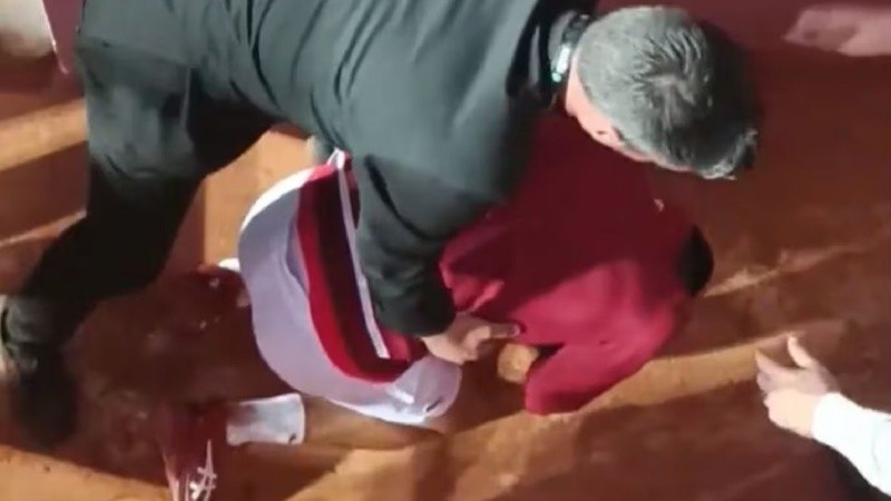 Djokovic se tiró al suelo durante varios segundos tras recibir el botellazo.