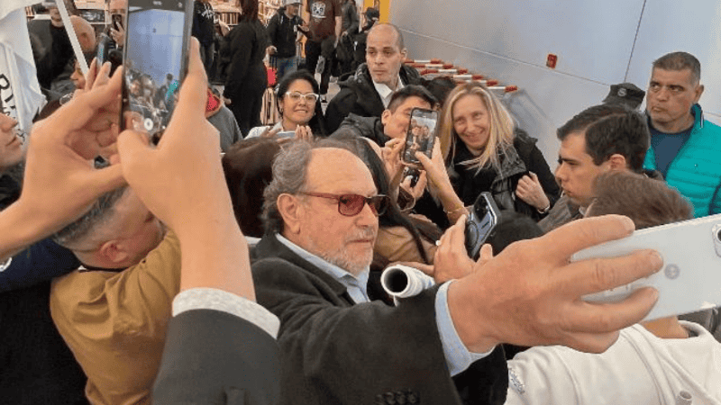 El afectuoso arribo con los seguidores a la hermana del presidente.