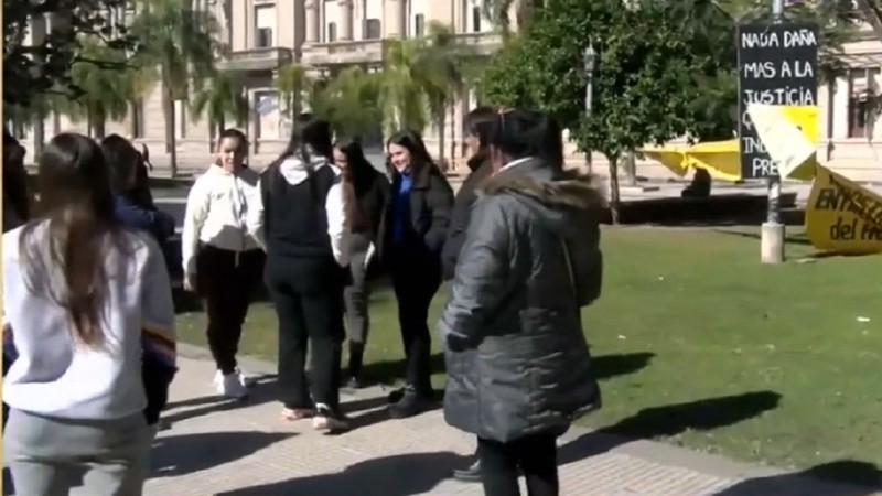 Los familiares y los jóvenes denunciantes esperaban expectantes el comienzo del juicio este lunes al entrenador y su familia.