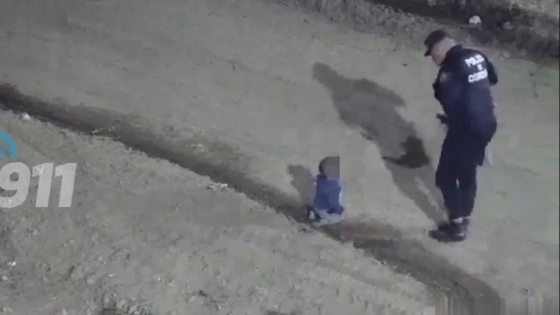 La policía detalló que el bebé fue devuelto a su familia en buen estado de salud.