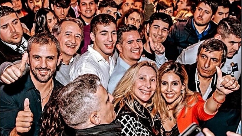 Corbellini detrás de Romina Diez y Karina Milei.