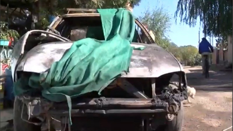 Así quedó el vehículo de la vecina, quien escuchó la explosión desde su casa, y al salir no pudo más que alejarlo de su vivienda.