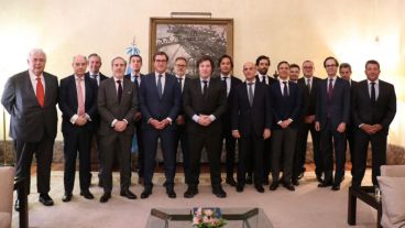 Milei junto a los empresarios que participaron del encuentro.