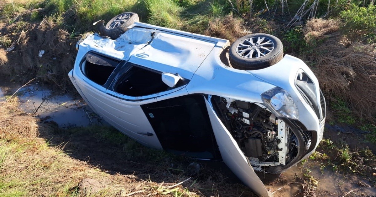 Espectacular choque y vuelco en la zanja de dos autos en la ruta 33 ...