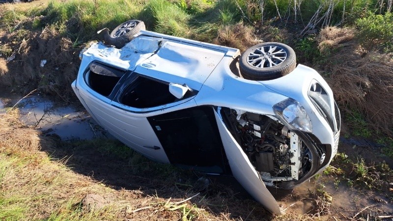 El Toyota Etios volcó en la zanja al costado de la ruta 33 entre Zavalla y Pérez