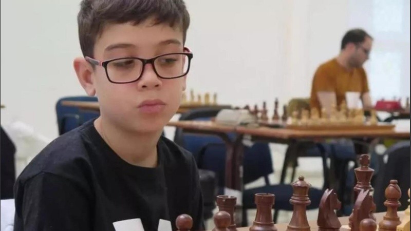 Después de once ruedas, el niño finalizó tercero, con 9,5 puntos. 