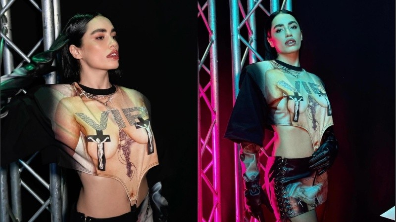 “Cuando se tiene un lookazo se ocupa todo el carrete”, escribió Lali en la publicación mostrando una remera con símbolos de un Jesucristo.