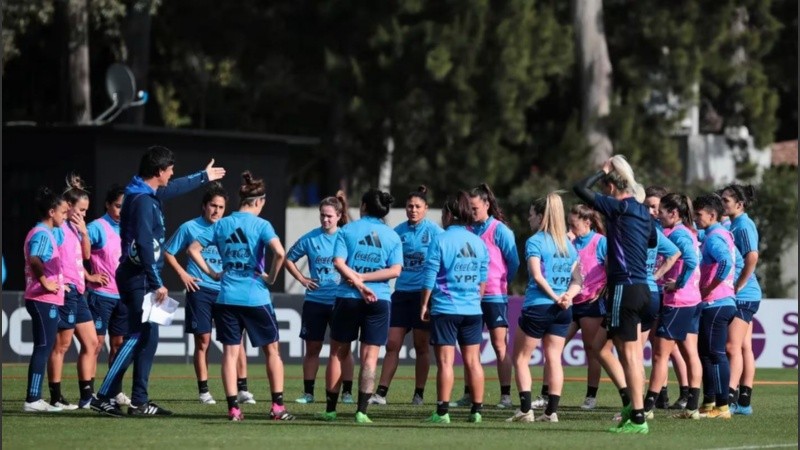 El plantel de la selección femenina de fútbol.