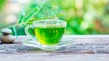 El té verde cuenta con múltiples propiedades para el bienestar general del cabello.