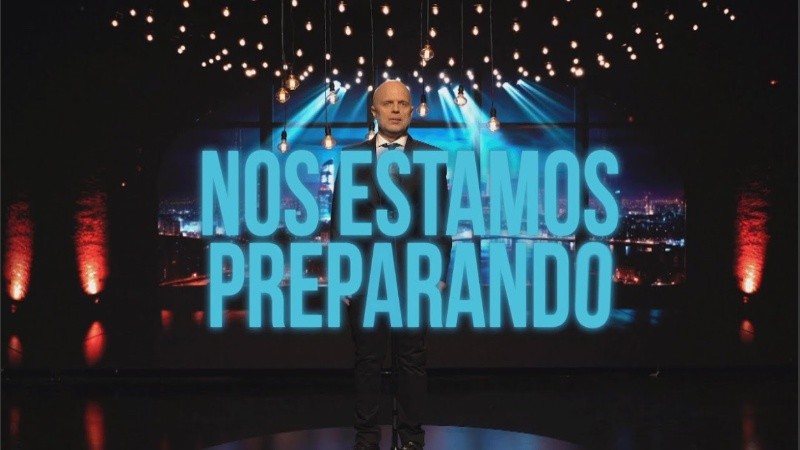 El reconocido comediante hará su gran debut como presentador diario en las noches del Tres.