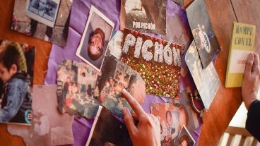 Fotograma del documental "Un jardín para Pichón", donde la hermana Luciana rememora la infancia junto al joven.