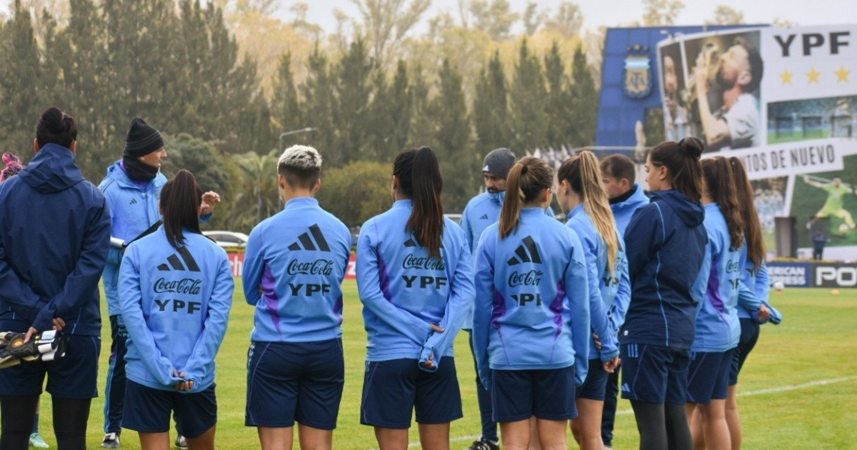Fútbol femenino: la selección argentina ganó 2-0 a Costa Rica y Vanina Correa fue homenajeada por Tapia