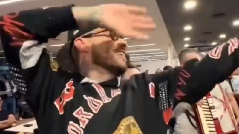 Lejos de enojarse, el hermano de Rodrigo decidió organizar un pequeño show para quienes estaban presentes en el lugar.