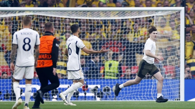 El arranque de la final se vio opacado por tres intrusos que entraron en menos de un minuto.