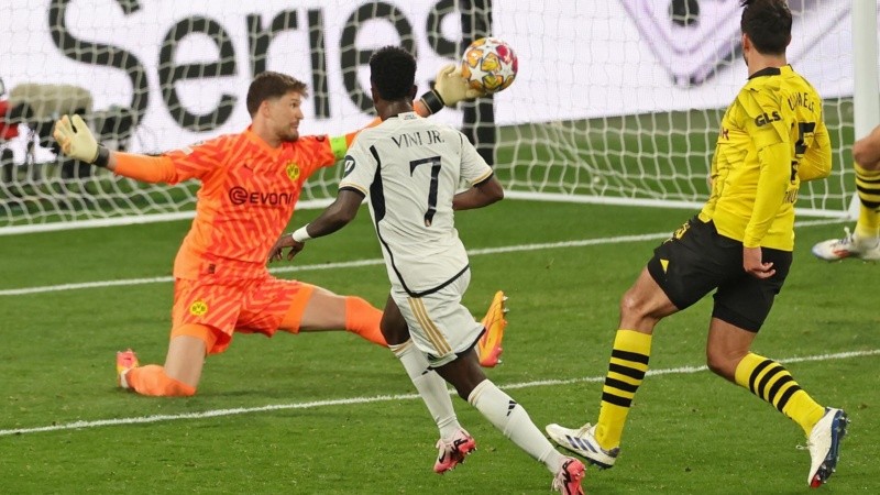 El brasileño Vinicius define mano a mano y liquida el partido.