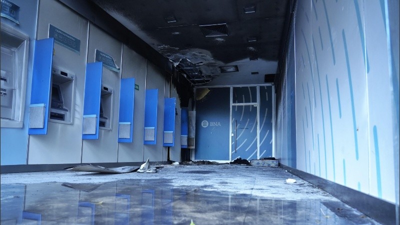 Así quedó el interior de la sucursal.