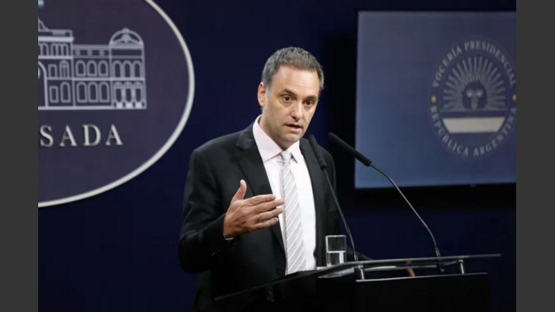 El vocero presidencial cargó, como Milei, contra el kirchnerismo.