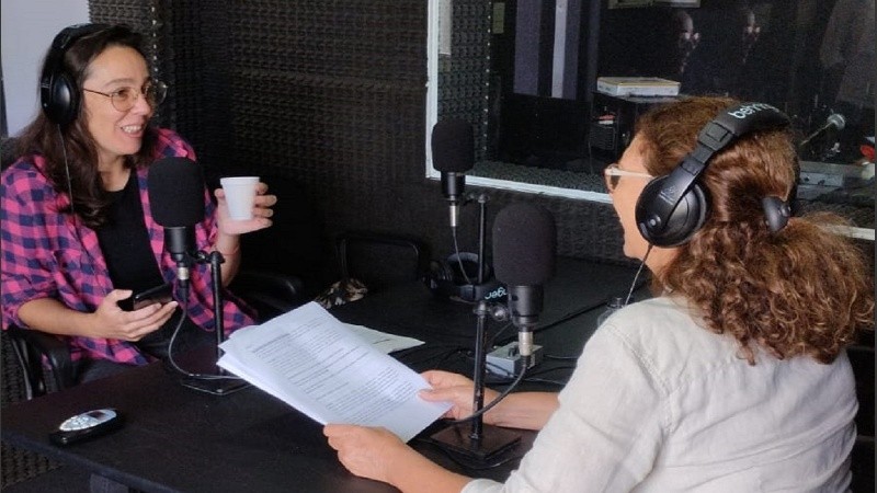 Una de las investigadoras grabando junto a una comunicadora de Dirección de Comunicación Multimedial.