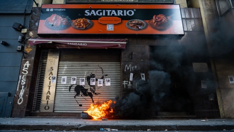 Familiares, amigos y compañeros de trabajo realizaron varias manifestaciones frente a la rotisería del acusado