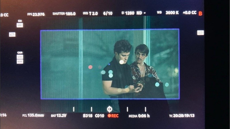 Un fotograma del rodaje de la serie sobre la vida de Luis Miguel, donde se ve a Cane junto a Diego Boneta.