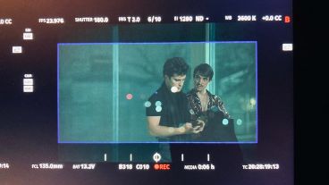 Un fotograma del rodaje de la serie sobre la vida de Luis Miguel, donde se ve a Cane junto a Diego Boneta.