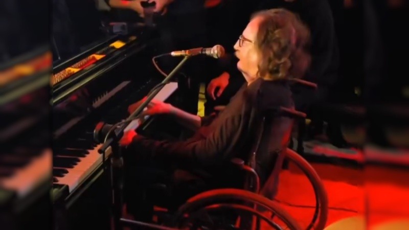 Charly García al piano (no hace falta más).