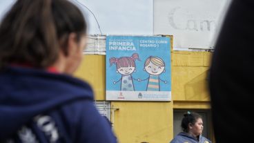 Solo una pequeña parte de los 10 mil kilos de leche que llegaron a Rosario, quedará en los centros Conin.