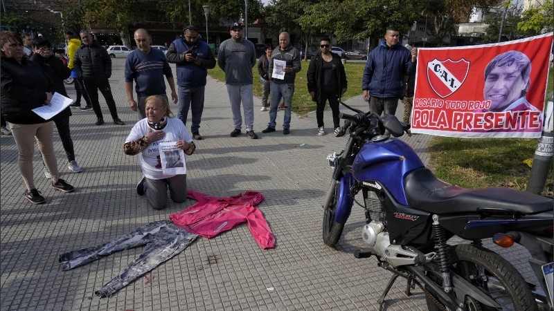 Una fuerte postal de dolor frente al CJP se vio este jueves por el mediodía.
