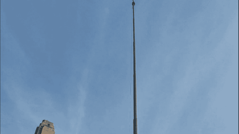 El mástil mayor sin bandera.