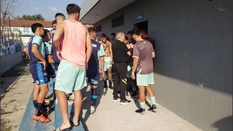 El ingreso al vestuario visitante en la cancha de San Telmo.