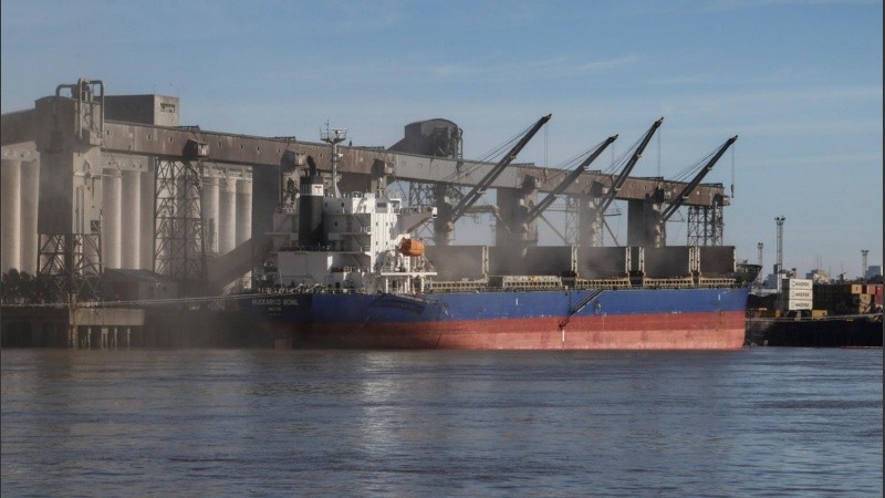 La hidrovía es la principal ruta de salida de los granos argentinos.