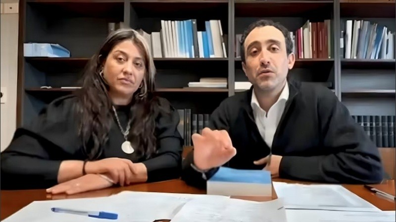 Los senadores Natalia Gadano y José María Carambia.