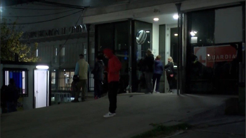 Así realizaban cola padres con sus hijos en la noche del martes en la guardia pediátrica del Centenario.