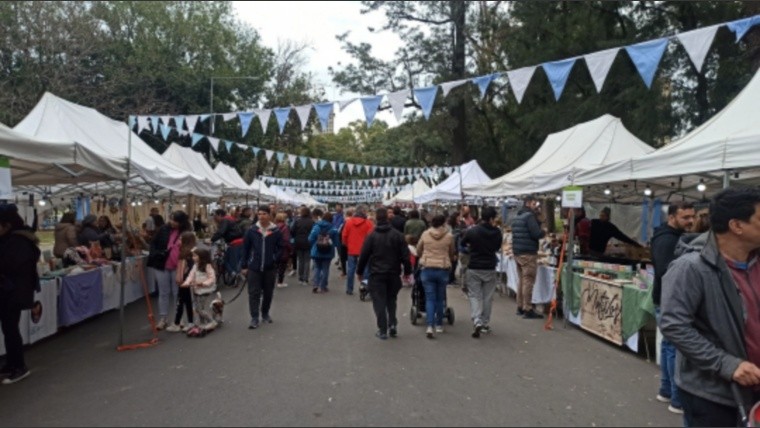 Ferias de Paternidades, Biomercado y Especial del Día de la Bandera: las propuestas de emprendedores locales