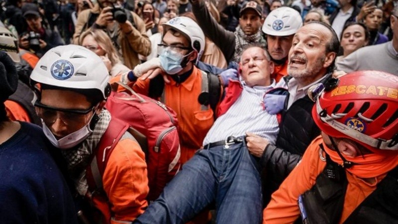 El diputado Carlos Castagneto entre los heridos fueras del Congreso.