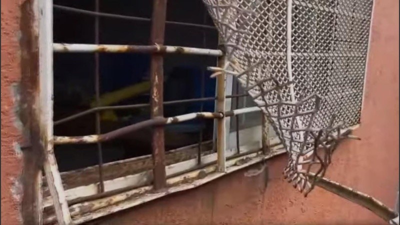 Las aberturas del SUM fueron destrozadas ante los repetidos ingresos.