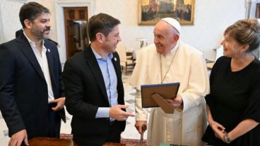 El papa Francisco sonríe ante la atenta mirada de Carlos Bianco, Axel Kicillof y Cristina Álvarez Rodríguez