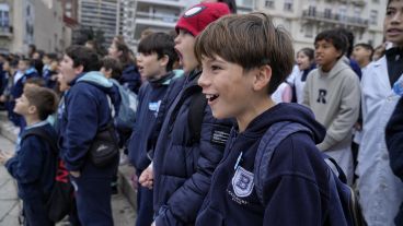 La alegría de los chicos en la promesa de la lealtad en el Monumento.