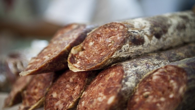 Al menos 39 casos de triquinosis en Acebal afectan a personas que compraron en una carnicería de elaboración local.