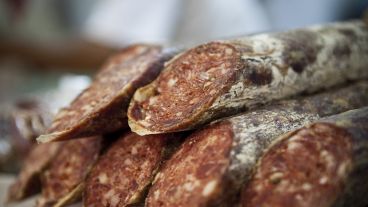 Al menos 39 casos de triquinosis en Acebal afectan a personas que compraron en una carnicería de elaboración local.