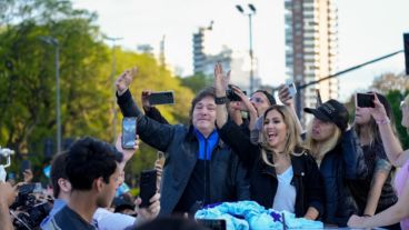 En plena campaña, Milei movilizó a sus seguidores por la ciudad. Ahora volverá como presidente.
