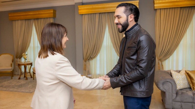 Bullrich le obsequió a Bukele una boina verde de la agrupación de elite Albatros.