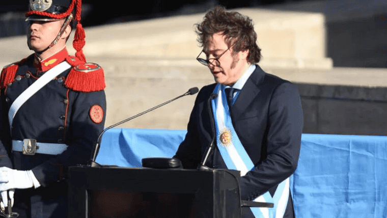 Javier Milei en Rosario, durante el acto por el Día de la Banera. Foto: Leo Galetto