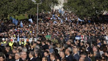 Gran cantidad de personas a la espera de Milei.