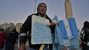 Desde temprano, vendedores ambulantes ofrecían escarapelas y banderas.