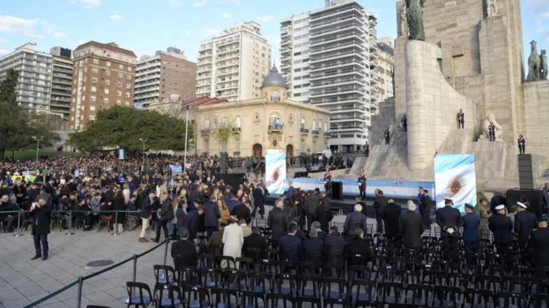 El escenario se dispuso cerca del mástil.