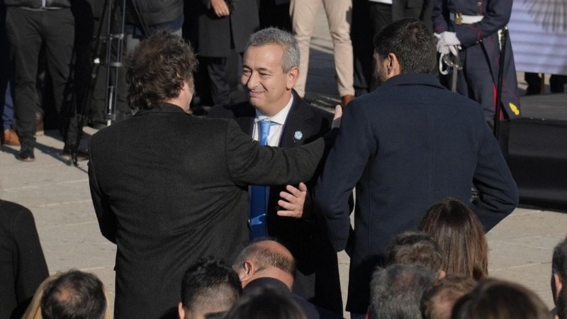 El saludo entre el intendente Pablo Javkin y el presidente Javier Milei.