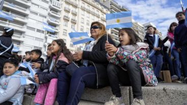 La gente se quedó a la fiesta por el Día de la Bandera